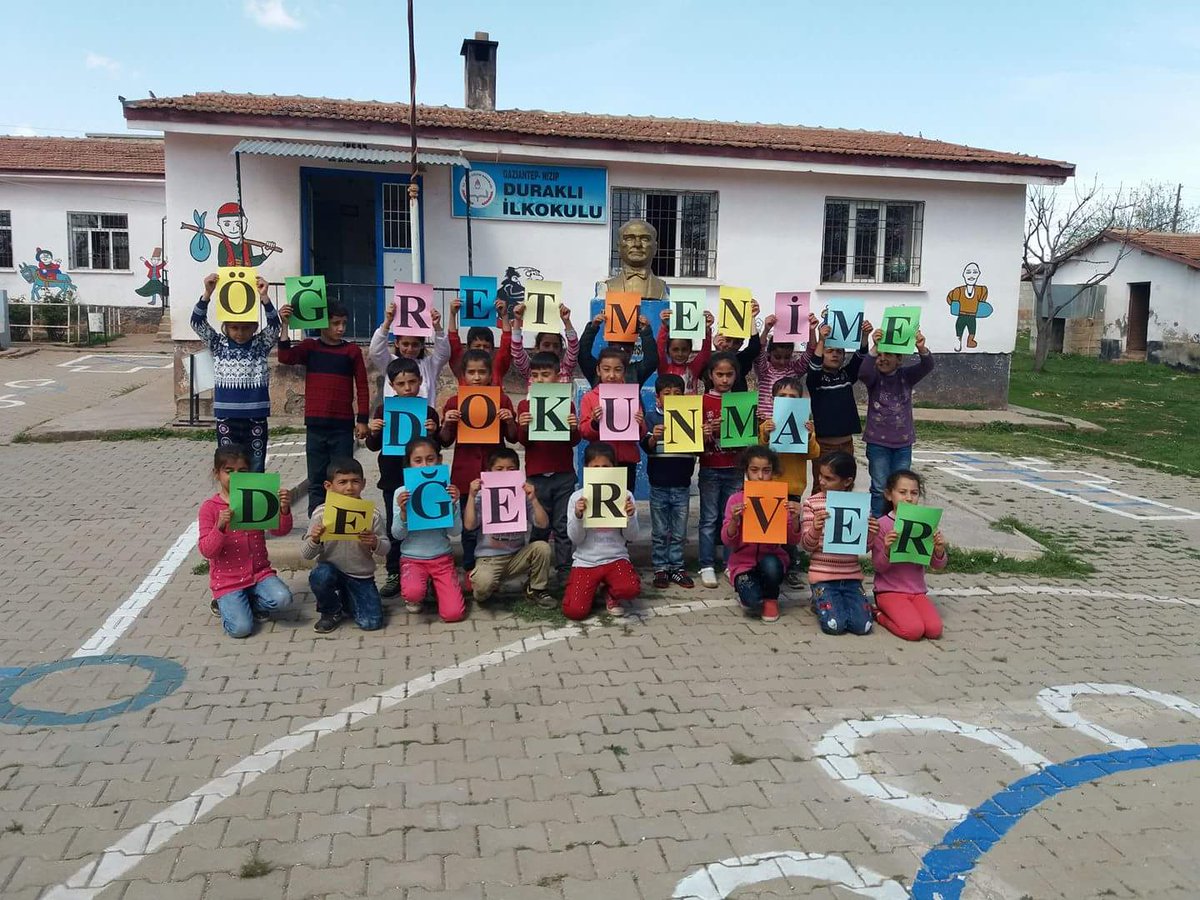 Öğretmene dokunan ELLER kırılsın...