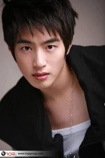 100pergermany's tweet photo. Leider muss ich euch mitteilen. Das der liebe Seo Minwoo in der Nacht zu unserer Zeit verstorben ist. Top Media hat es Offiziell bekannt gemacht. Er wurde ohne Puls in seiner Wohnung auf gefunden, verdacht auf einen Herzinfarkt. https://t.co/uyIvrPvA2Q