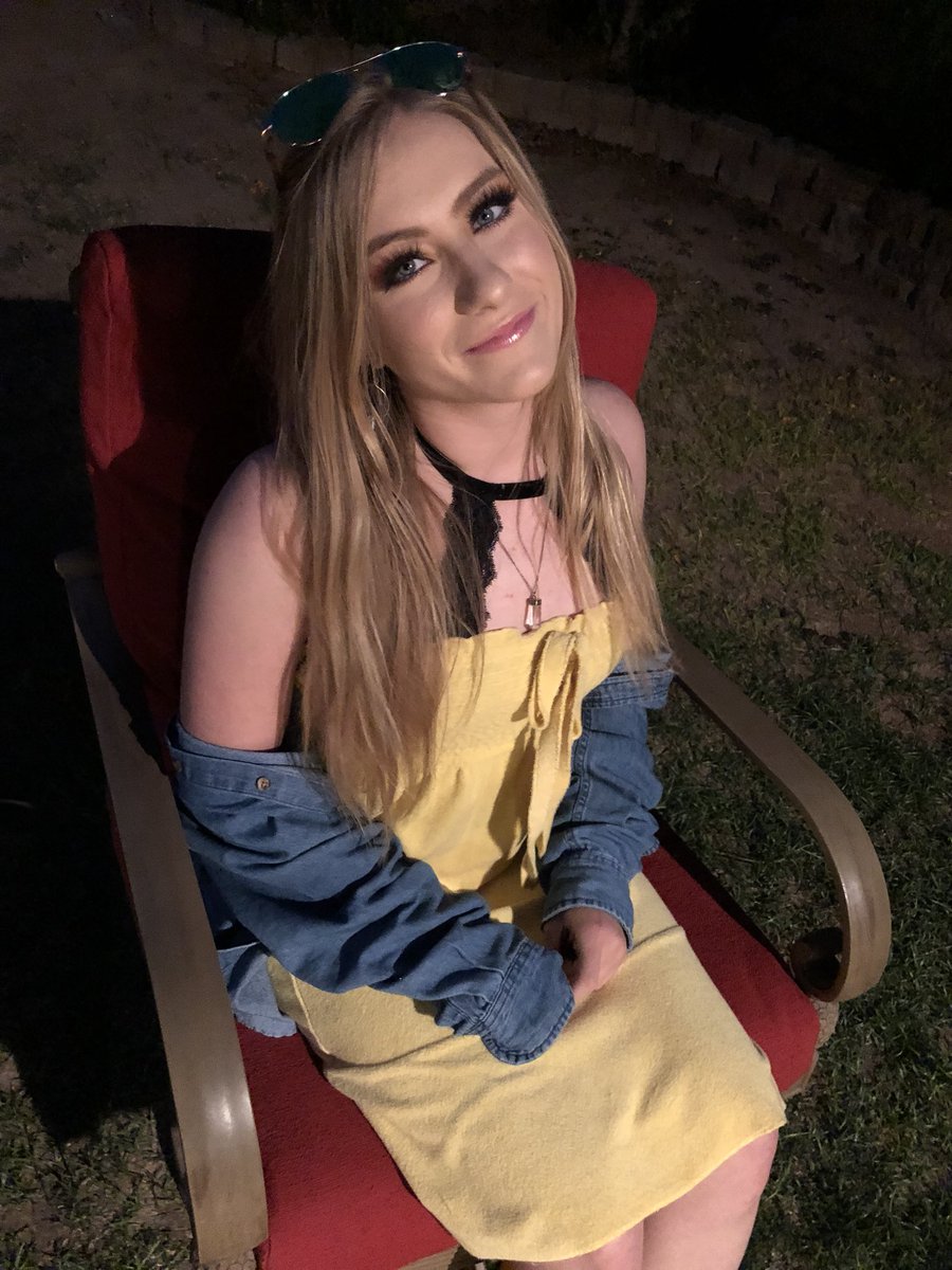 Brandy_Carley's tweet photo. Feelin’ the yellow🌙🌼🌻🔆 https://t.co/nMZoHEHgx2
