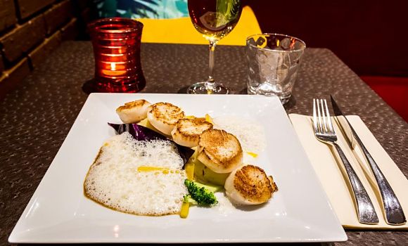 👌 Une valeur sûre dans le 14ème
Depuis de nombreuses années le Jéroboam n'arrête pas de faire des clients gourmets et gourmands heureux... Pour un dîner romantique ou en petit comité vous pouvez y aller les yeux fermés 💕 !
🍴 restoaparis.com/fiche-restaura…