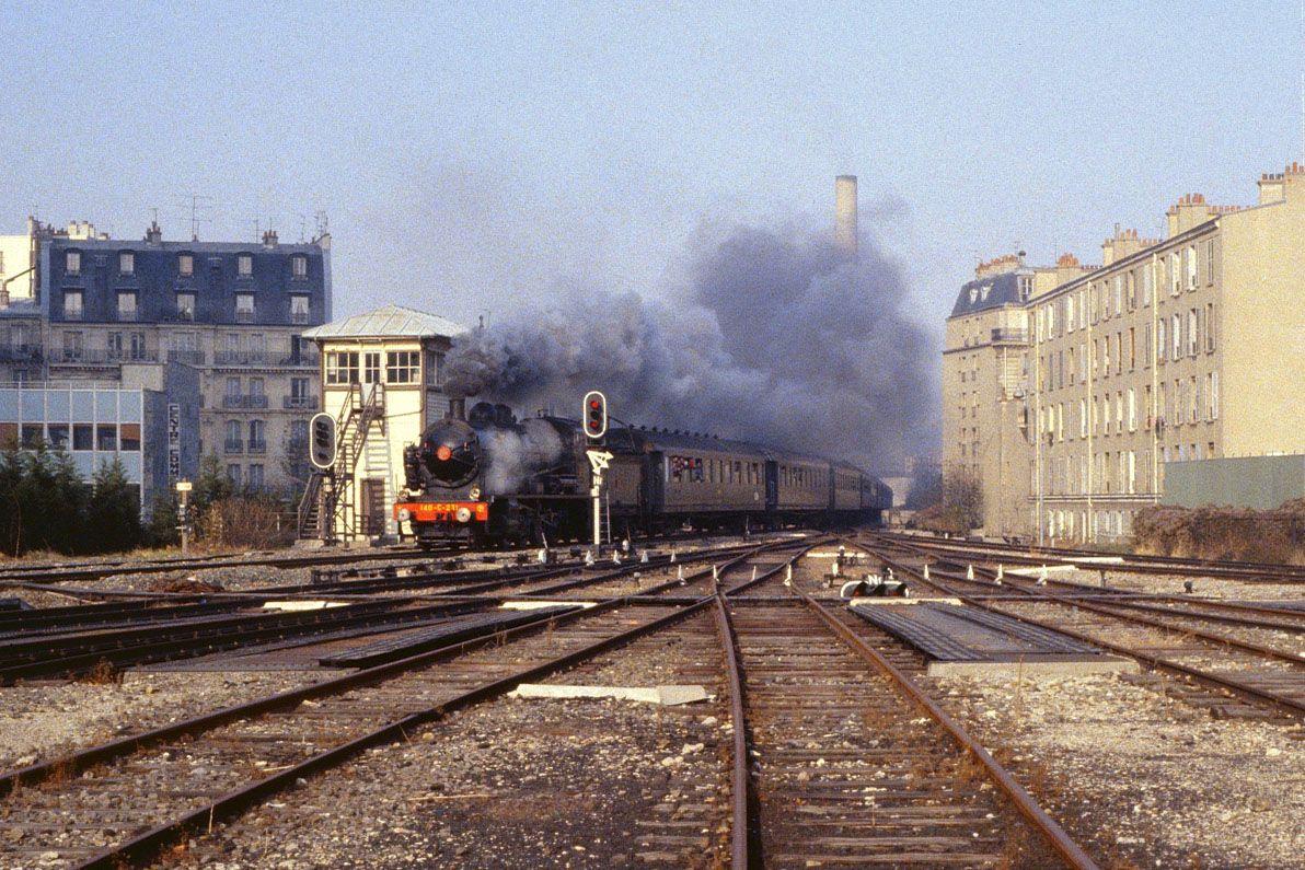 aspcrf's tweet photo. Arrivée d'un train à vapeur en gare de Belleville-Villette, en 1983, photographié par Didier Duforest
#retroparis #petiteceinture https://t.co/f7TuhnlfQC