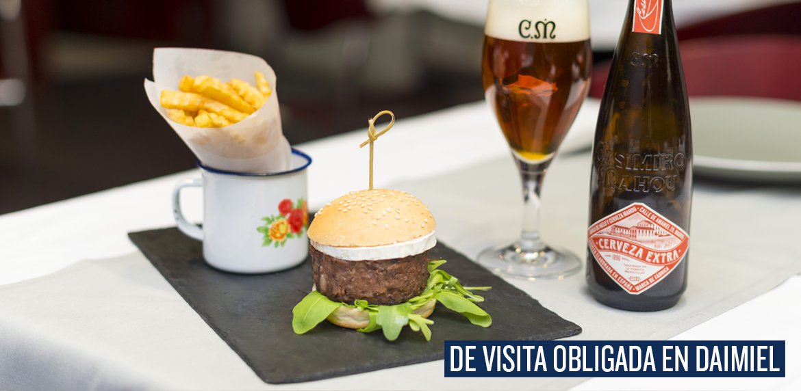 Hamburguesa de rabo de toro y rulo de cabra. Una de las estrellas de la carta de <a href="/enosentidos/">TABERNA ENOSENTIDOS</a> #CasimiroMahou bit.ly/2CZrvkH