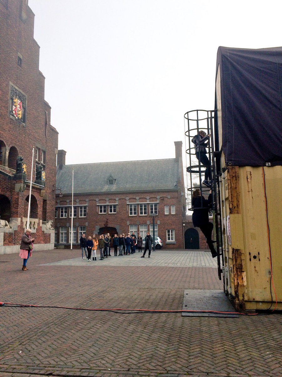 MaaikeBrule's tweet photo. Vanaf vandaag dalen 580 kinderen van 10 basisscholen af naar de wereld van Molman. Theater op locatie. @Gem_Waalwijk #blikjekunst #schippersenvangucht https://t.co/Cvo79fD53d