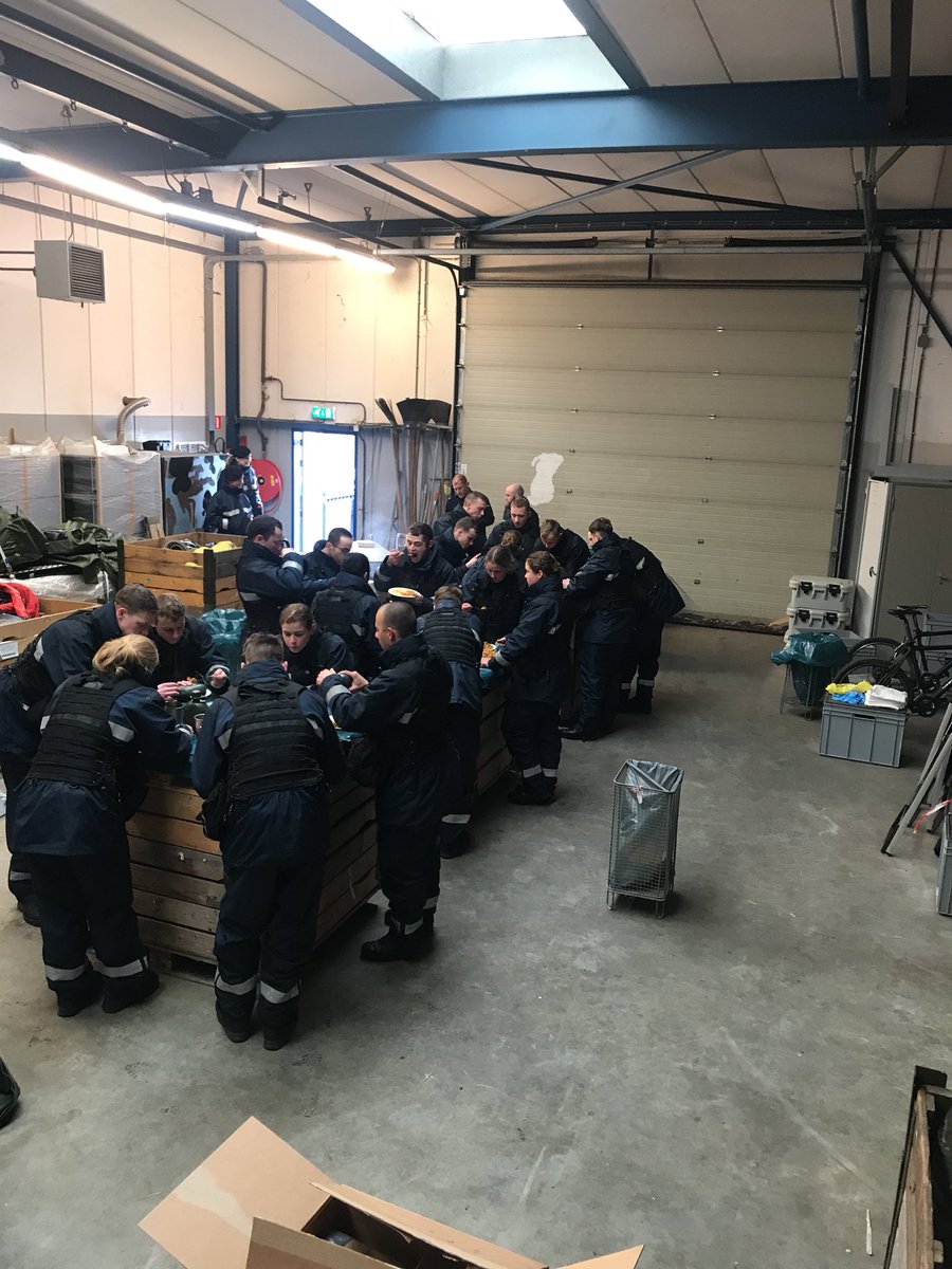 EmmvSchool's tweet photo. #actionmessing na de amfibische cross op #texel, op de intro leren de matrozen steeds meer termen die aan boord essentieel zijn tijdens de #oefeningen. #Marine https://t.co/AZLXGlIXYA
