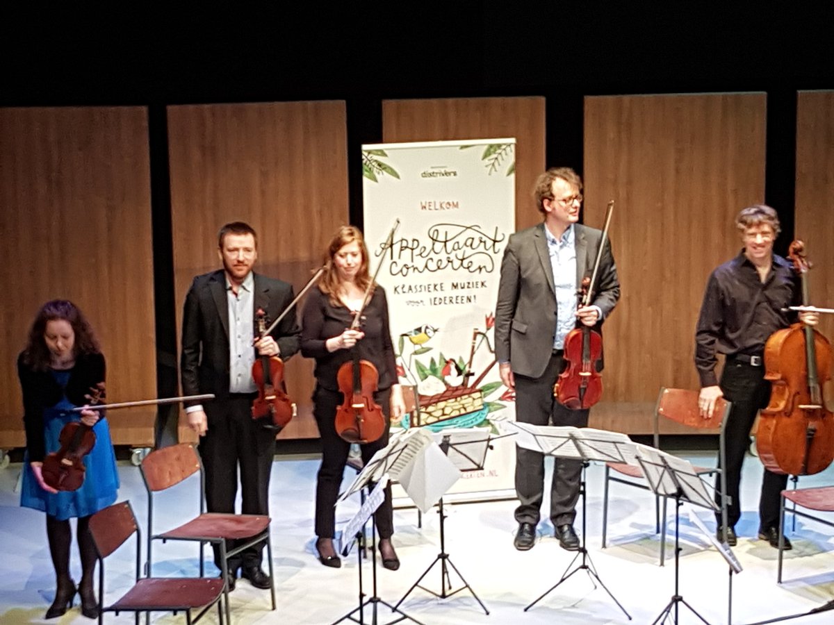 BRAVO! Staande ovatie in <a href="/CultStefanus/">ZIMIHC Stefanus</a> voor musici <a href="/Appltrtcncrtn/">Appeltaartconcerten</a>! Chapeau!