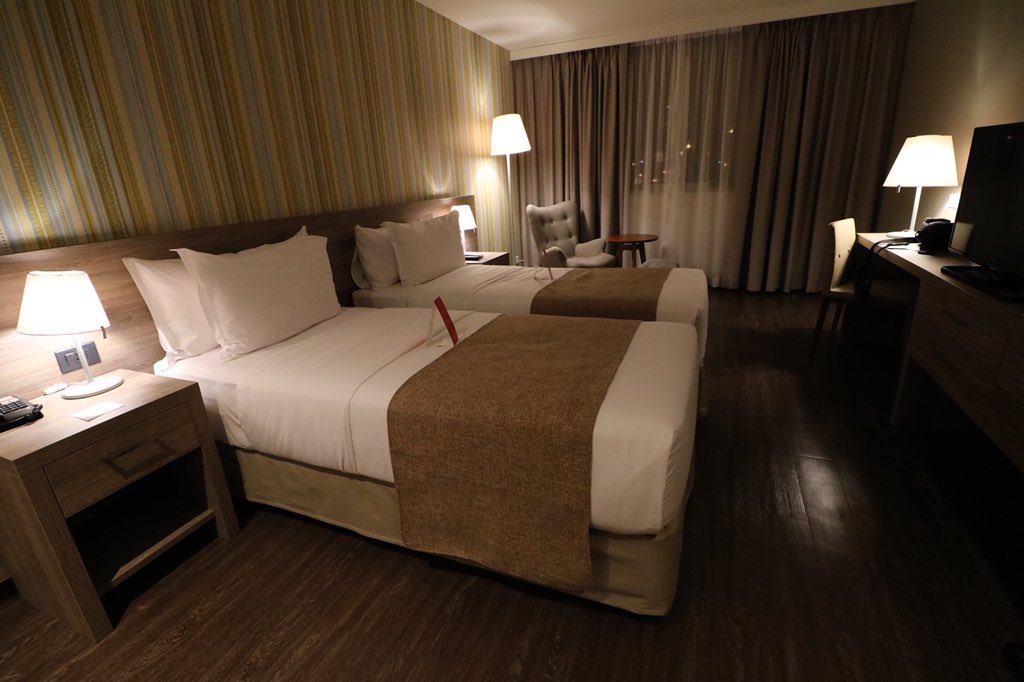 O quarto do Frontier é bem amplo e confortável, devidamente equipado com televisão, frigobar, minibar, além de uma poltrona e mesa de apoio! Tudo que precisávamos em Rivera 😉