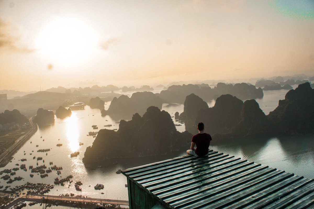 Have a whole Halong Bay only for yourself for $2! Check it out how! bit.ly/HalongBayView #Vietnam #halongbay #travelphotography