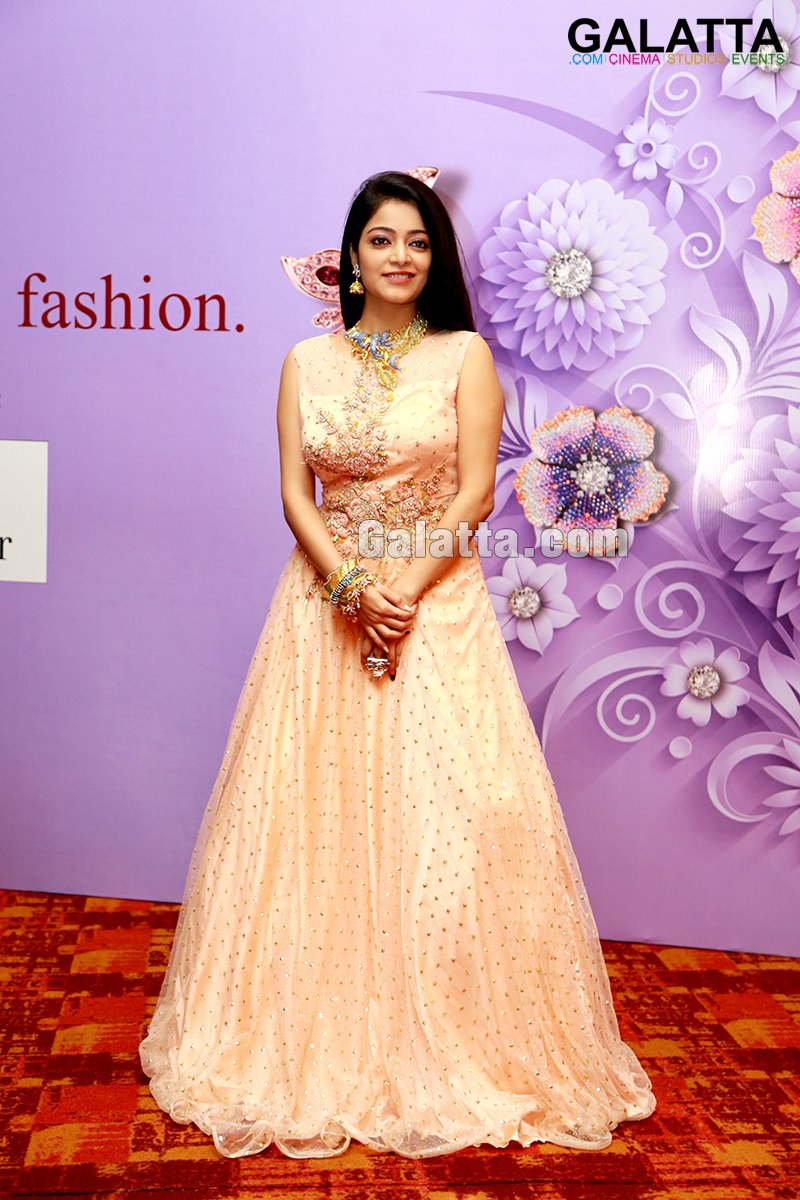 galattadotcom's tweet photo. #JananiIyer walks the ramp at #GJIIE 2018 Fashion Show. @jan_iyer 
https://t.co/GaY4QUpkgW https://t.co/sYrUTxa7qL