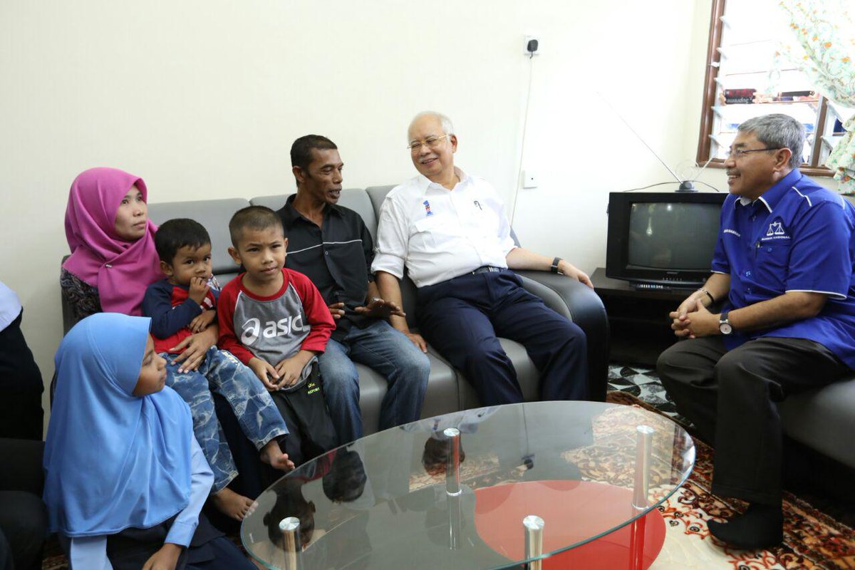 NajibRazak's tweet photo. Singgah rumah En Yusri dan keluarga di Perumahan Nelayan Muafakat Kedah, Tanjung Dawai. Terharu bila mereka kongsi cerita tak pernah terbayang akan dapat rumah sebegini.

Alhamdulillah, inilah yang Kerajaan Barisan Nasional telah dan akan terus perjuangkan! #DahulukanRakyat https://t.co/7qTMPml4Zn