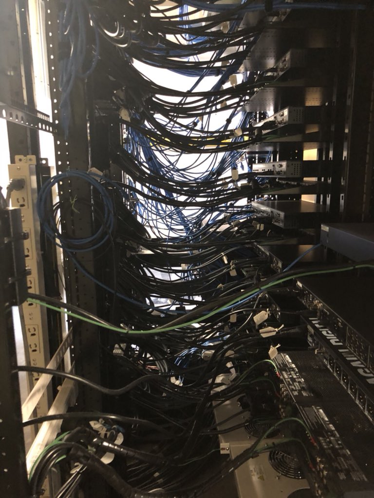 inoko21's tweet photo. 新しい美術館の所蔵庫
collection storage of the new museum 

MORI Building DIGITAL ART MUSEUM 
チームラボボーダレス #teamlabborderless

https://t.co/xjgdh97QBA

#collectionstorage #art #museum #teamlab #チームラボ https://t.co/vSt6LodCmX