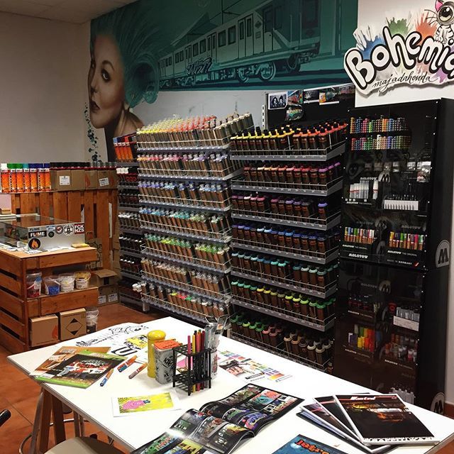 TallerBohemia's tweet photo. Buenos días artistas!!! Sorpresa!!! 🔥😻Hemos ampliado nuestra/vuestra zona de #graffiti en la tienda! Hemos añadido la gama al completo tanto de #flameorange 101 colores como de #flame blue 121 colores baja presión Estamos a tope para que no falte de … https://t.co/B9Oy3U806L https://t.co/yjfhU8EoF2