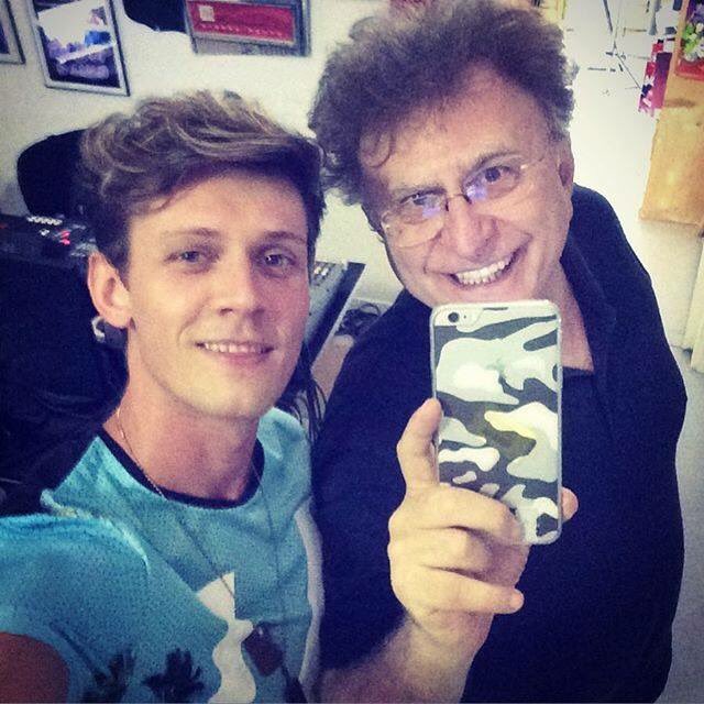SilverOfficial's tweet photo. Stasera dalle 20.30 sarò in compagnia di @RedRonnie nel programma #BaroneRosso. Seguiteci in diretta su https://t.co/JrtmqsUsjm oppure sulla sua Pagina FB.
Ospiti con me @robertagiallo e @MatthewLeeMusic
Vi aspettiamo!
#RedRonnie #Silver #Letmefallinlove https://t.co/24cvZV9UFT