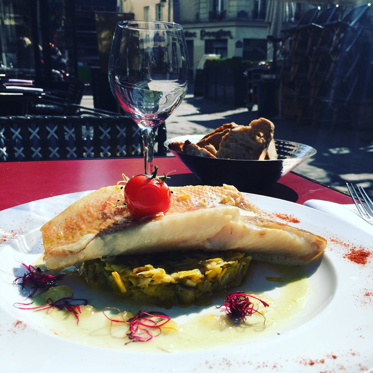 #pechedujour au #soleil en #terrasse pour fêter le retour des beaux jours et le printemps au #restaurant le #Pharamond à #Paris #LesHalles