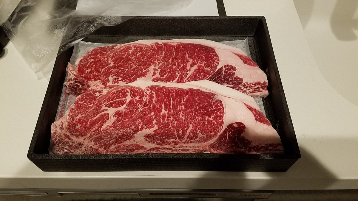 YBLUES2525's tweet photo. 今日は株主優待のお肉食べる🍴 https://t.co/V1GE20qsQV