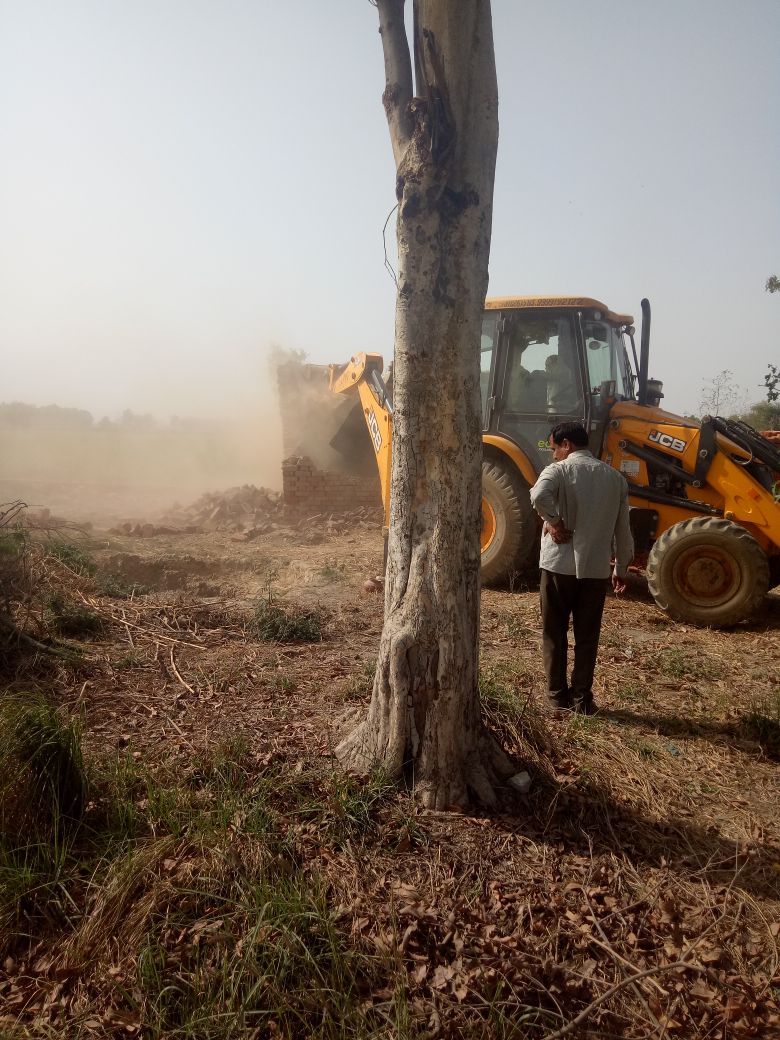 dm_ghaziabad's tweet photo. Anti encroachment drive at dasna , ghaziabad. https://t.co/JhTxMFqOwn