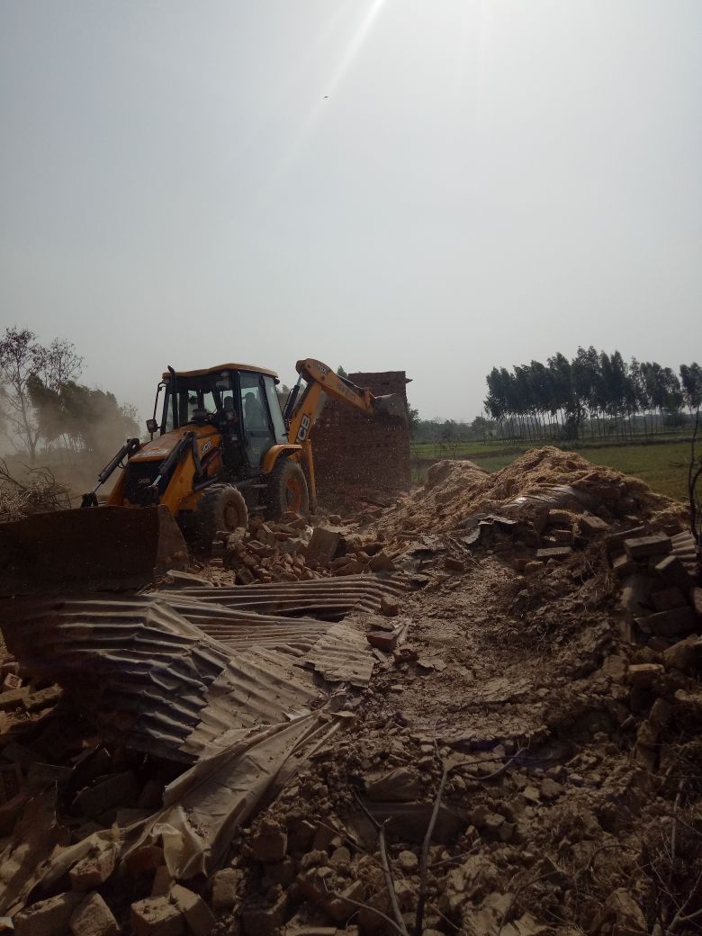 dm_ghaziabad's tweet photo. Anti encroachment drive at dasna , ghaziabad. https://t.co/JhTxMFqOwn