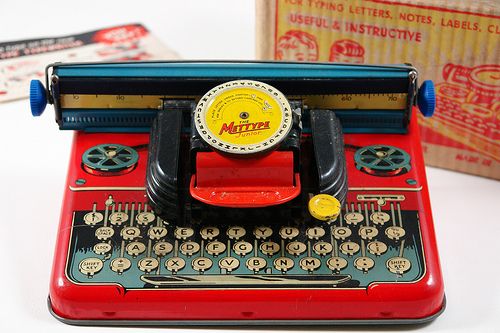retroviny's tweet photo. Šedesátkový dětský psací stroj. :-)

#1960s #typewriter https://t.co/pny7cak7OO