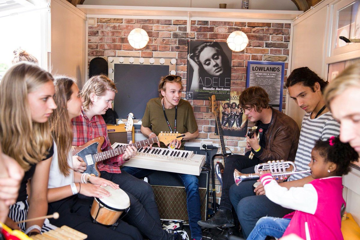 kunstbendegrunn's tweet photo. Pak een triangel, xylofoon of bamboefluit van de instrument wall en ga samen met je vrienden helemaal los bij de Rabo Bendesessies onder professionele begeleiding van Remko Wind! 

Deze muziekruimte is te zien op de Regiofinale Kunstbende Groningen op 8 april. Zien we je daar? https://t.co/Gok8L6ALXi