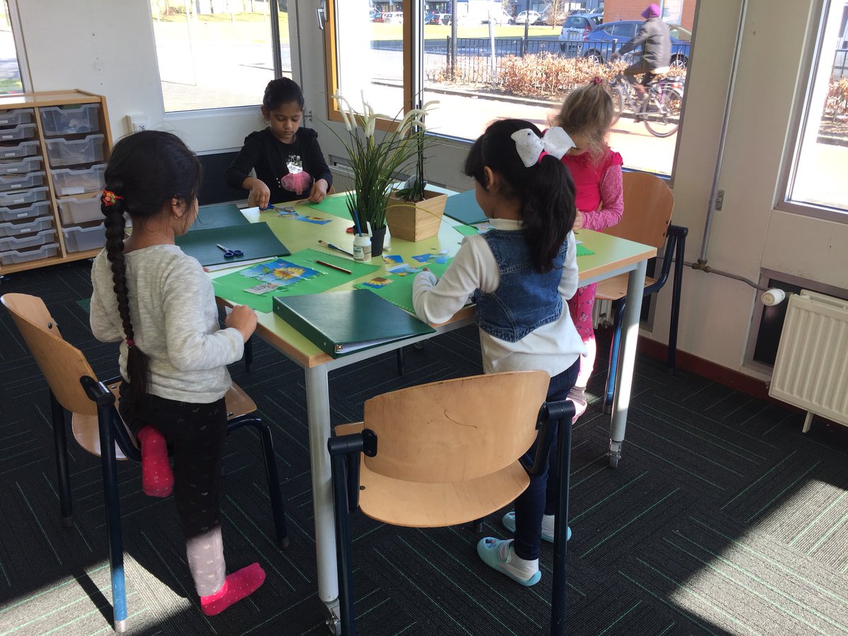 DoanhTruong's tweet photo. Klimop klas groep 2 en 3 @obsbijlmerhorst. Vandaag over kwaliteiten, intelligentie en de vaardigheid ‘analyseren’. Met hulp van planten en bloemen #onderwijs ##kleuterballade #meerbegaafdheid #Amsterdam #Zuidoost https://t.co/zxdJSoHDIm