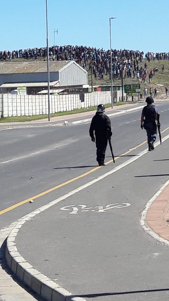 REDANTS_CT's tweet photo. Red Ants on foot in order to detain the crowd #hermanus https://t.co/Wq6k9euZQo