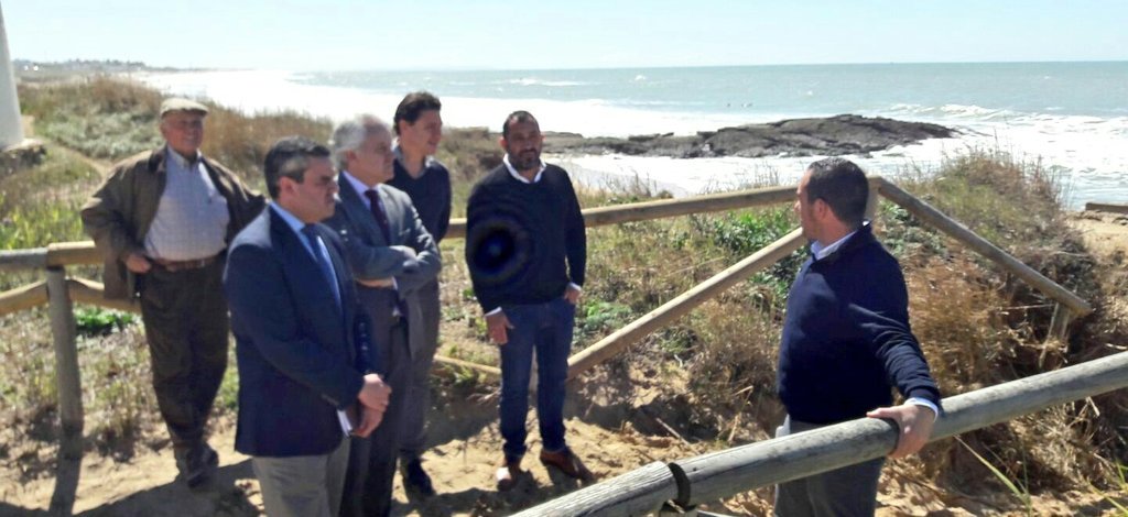SubGobCAD's tweet photo. Con el #alcalde de #VejerFra @vejer_ortiz hemos visitado la playa de El Palmar para ver la evolución del terreno tras los últimos temporales. https://t.co/ilCptUf3ey