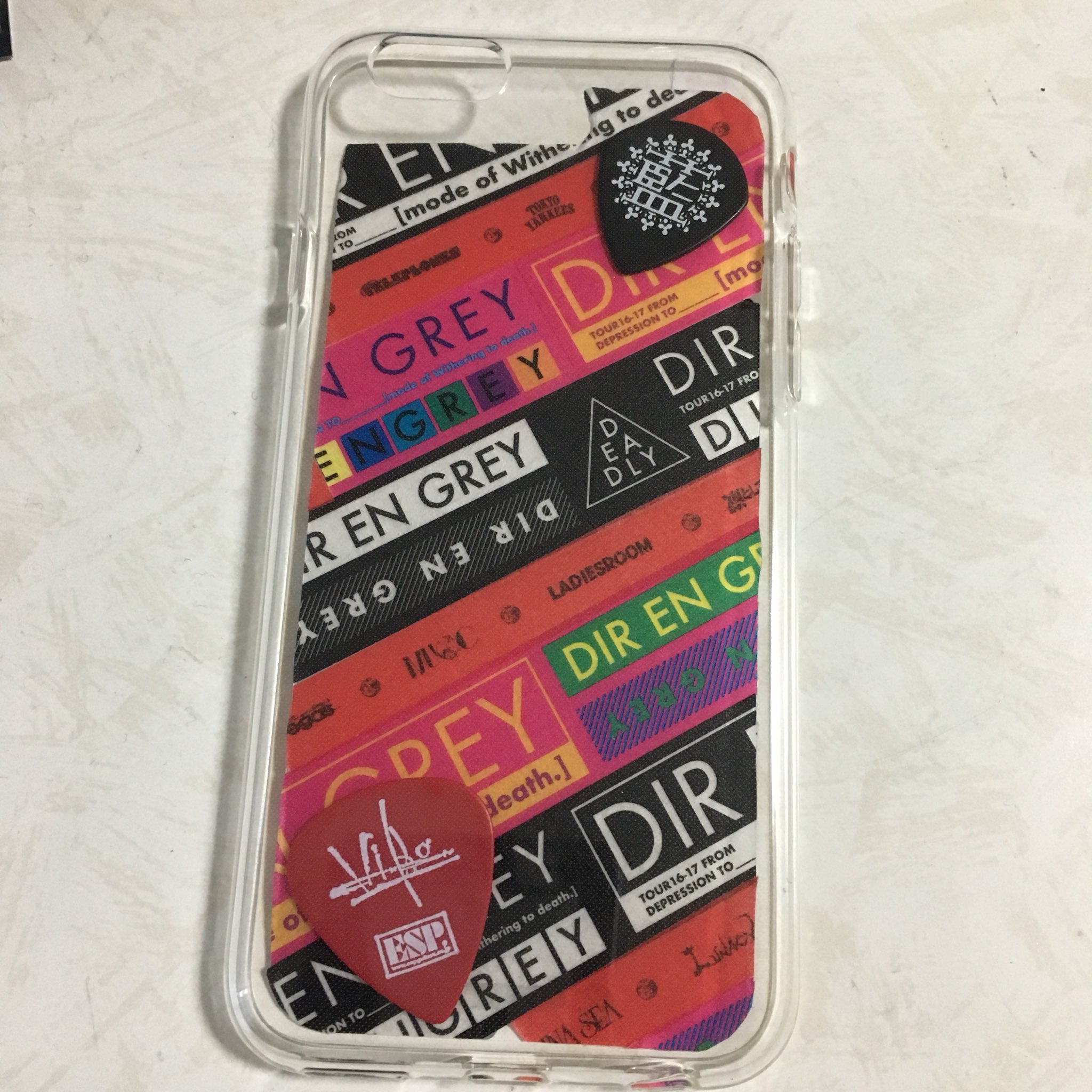 禍藍 がらん スマホをバンドのグッズでデコってしまった 保護シールをマステでデコって上にピックをつけてスマホの縁もマステでデコって上から透明のカバーを被せる 柄物ばっかりだからかなりうるさいデザインになってしまったが T Co Snv0kjoej6