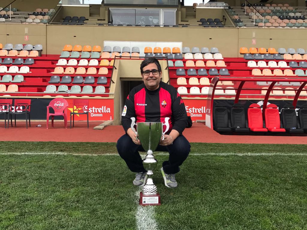 VFOspain_pc's tweet photo. .@LeonidasMadiba, capitán del @esportscfreus, recibió este fin de semana su trofeo de campeón de la #copaTOTTOLAB en el estadio del @cfreusdeportiu ¡felicidades! https://t.co/LapNbPAIQ5