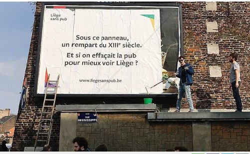 [Belgique]
Le collectif <a href="/liegesanspub/">Liège sans pub</a> a célébré la #JournéeMondialeContreLaPub avec des actions de recouvrement de la publicité, notamment celui d'un panneau publicitaire installé sur un rempart datant du XIIIe siècle.
#SubvertTheCity
Photo : <a href="/ladh/">DH les Sports +</a>