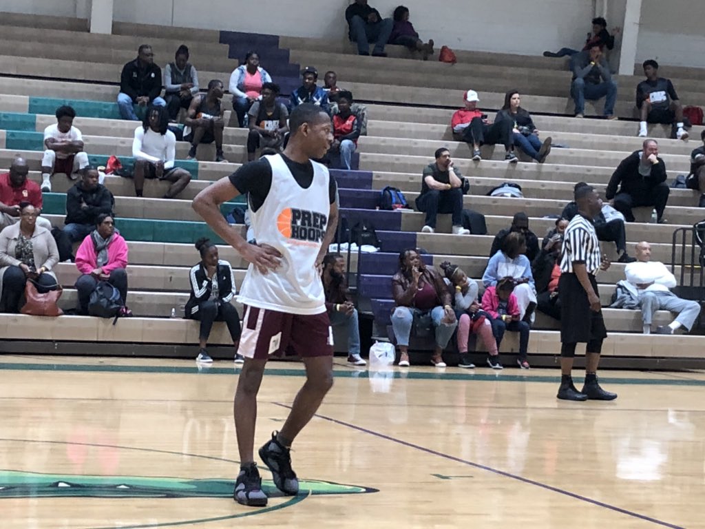 PrepHoopsSC's tweet photo. Gervaris Wearing and Roderick Pam provided steady play on their team today. Wearing 6’0 guard from Lake Marion HS was all over while Roderick Pam who plays Bethune-Bowman made some big shots today. #PrepHoops #SwannysRoundballReview https://t.co/arFbMw7CUM