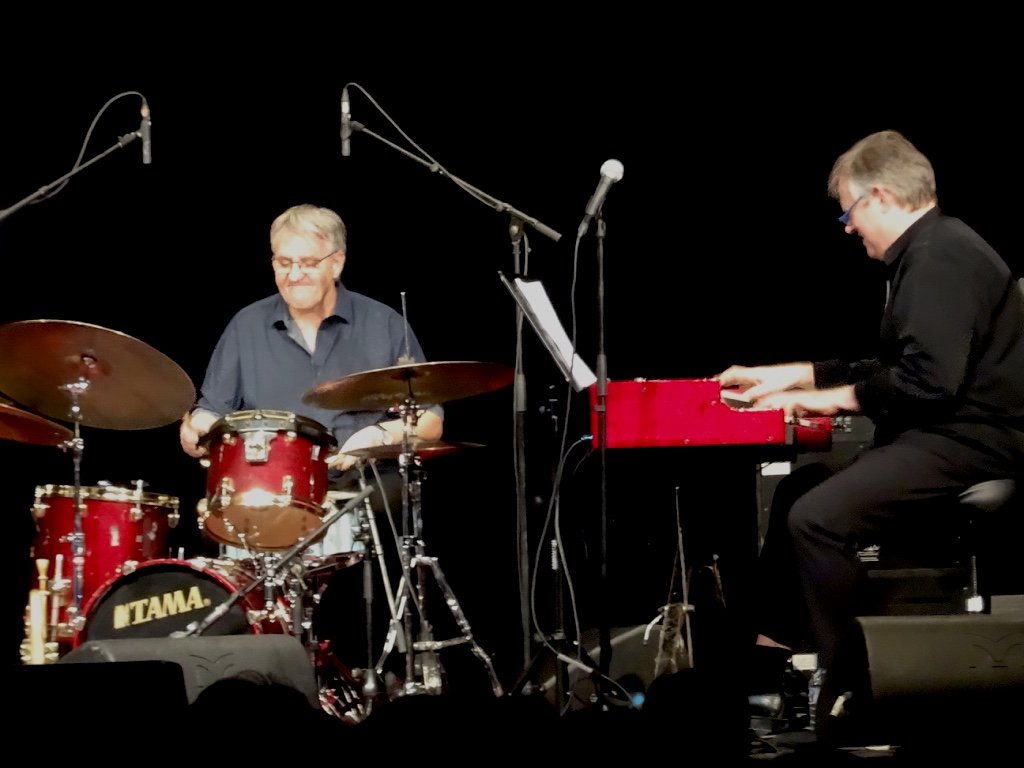 ConcertsdePoche's tweet photo. Beaucoup d'émotion hier dans la @Ville2Mormant avec @andrecharlier, Benoît Sourisse, @DavidEnhco et @ThomasEnhco.
Merci d'être venus si nombreux pour rendre hommage à notre ami #DidierLockwood, il était présent dans nos pensées et sur scène, à travers sa musique et ses proches. https://t.co/gZ01H1m6QU