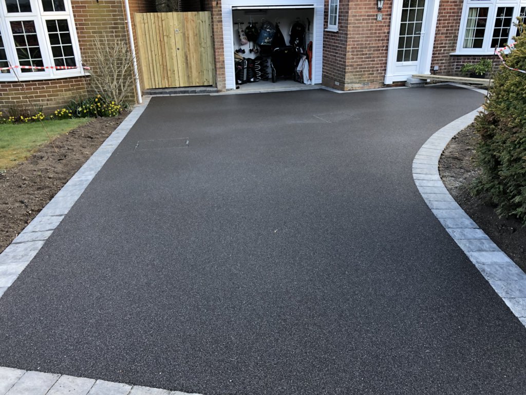 KeystonePaving's tweet image. An resin bound driveway installation recently undertaken alongside @ResinBondedLtd learning about new products and processes is always enjoyable. #resin #keystone #keystonepaving #sussex #driveways #resinbound