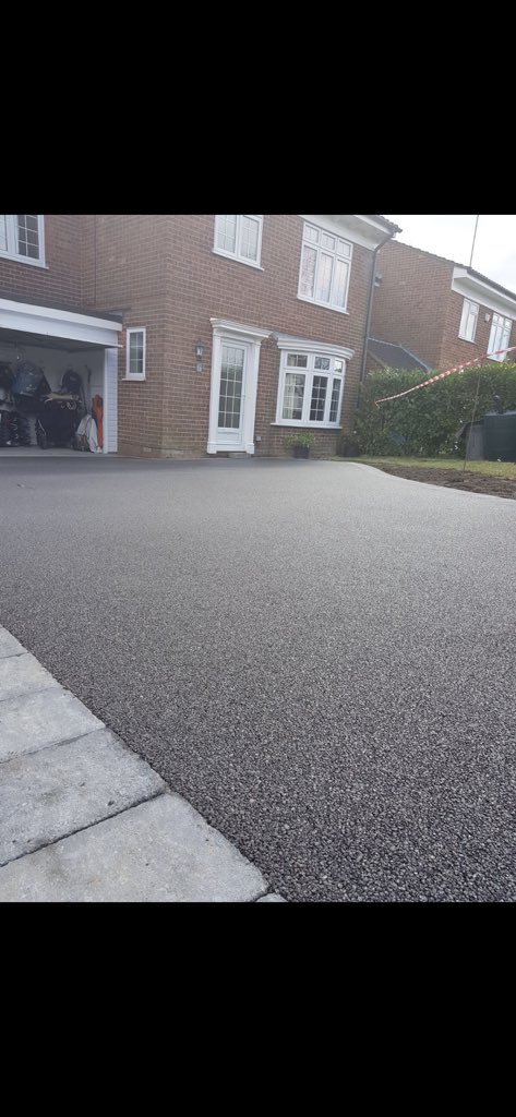 KeystonePaving's tweet image. An resin bound driveway installation recently undertaken alongside @ResinBondedLtd learning about new products and processes is always enjoyable. #resin #keystone #keystonepaving #sussex #driveways #resinbound