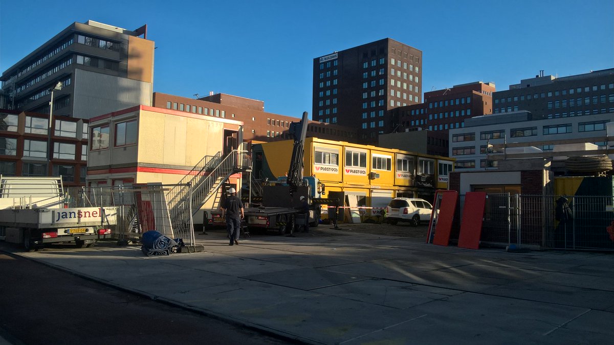Tijdelijke huisvesting plaatsen met spoed, Jan Snel doet het! Binnen 12 uur(!) na de aanvraag plaatste Jan Snel de units op de bouwlocatie in Den Haag, met een tevreden klant als gevolg. #spoed #JanSnel #geslaagd