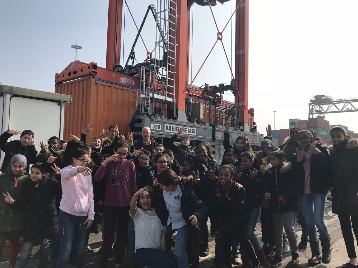 Tweedejaars leerlingen van de IMC Weekendschool, locatie Delfshaven, brachten zondag 25 maart 2018 een bezoek aan de Hutchison Ports ECT Delta terminal. Voor het vak Haven en Logistiek kregen de leerlingen een kijkje achter de schermen en een rondleiding over de terminal.