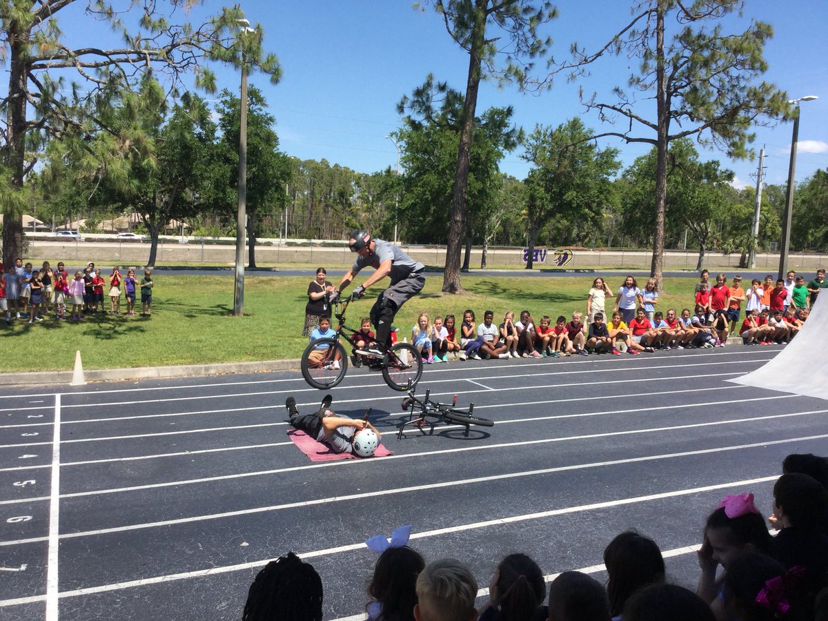 2ndGradeTeamVES's tweet photo. Thank you VES PTO for all you do! These kids are having so much fun! @2ndGradeTeamVES @VineyardsVipers https://t.co/qWwZNU2ClC