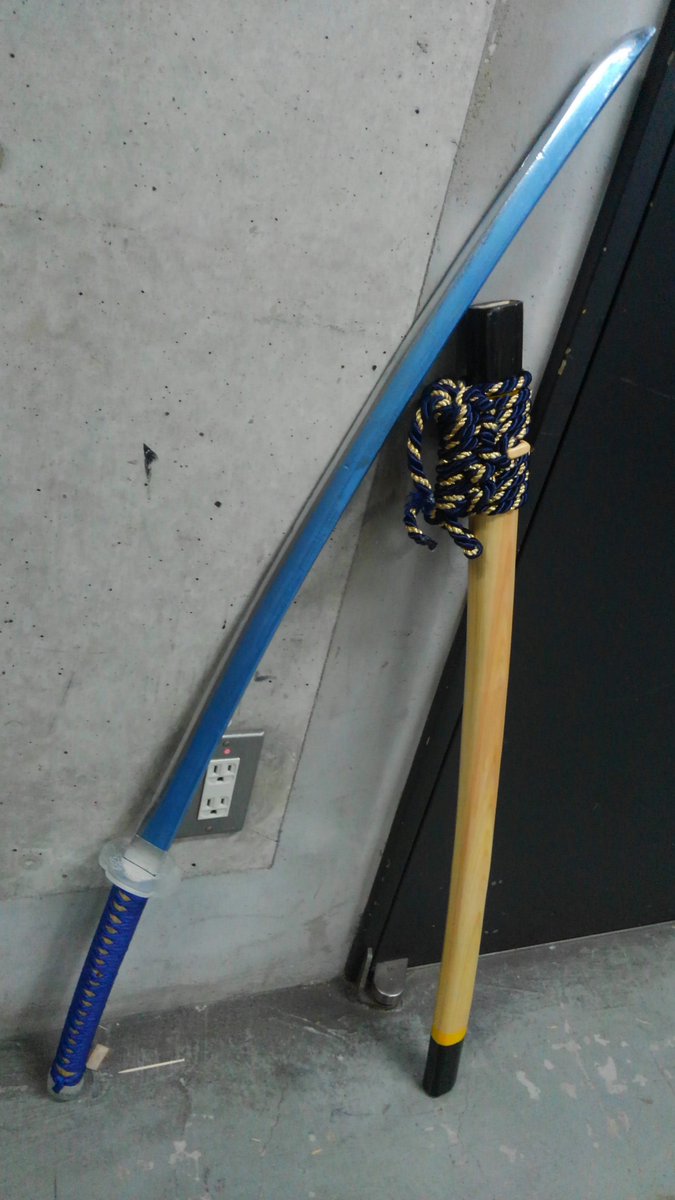 Mate Real Sur Twitter 舞台 エンブリオ にて 藍染シズクが使用していた青い日本刀と蘇芳ミカゲが使用していた大きめの扇 もちろん開閉可能 能力者達の武器は各キャラのイメージカラーが模様として入っている T Co Jmo6rrln6l