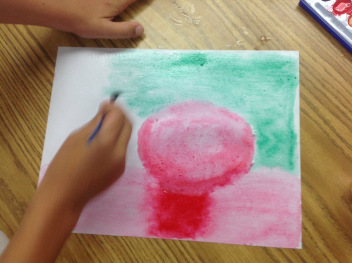 SusanPeachy's tweet photo. @IRaCoyote @coyoresconnect. Room 10 artists finished painting spheres on a table using different values and complementary colors. https://t.co/zF1c15lXnT