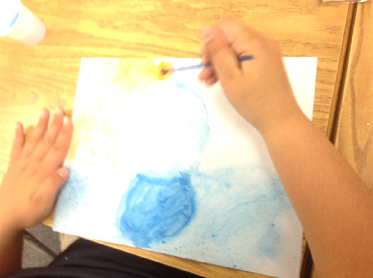 SusanPeachy's tweet photo. @IRaCoyote @coyoresconnect. Room 10 artists finished painting spheres on a table using different values and complementary colors. https://t.co/zF1c15lXnT