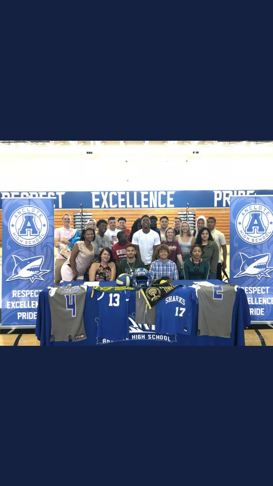 Deontrae101's tweet photo. Honored to say i'm going to continue my education, and football at Dakota College of Bottineau 💚👏❗Thank God for making everything possible, thanks to all supporters I love every last one of yall unconditionally! @DCBfootballteam  #AHL
#CloteWayOrNoWay #TF1 https://t.co/thCuHNYk8b