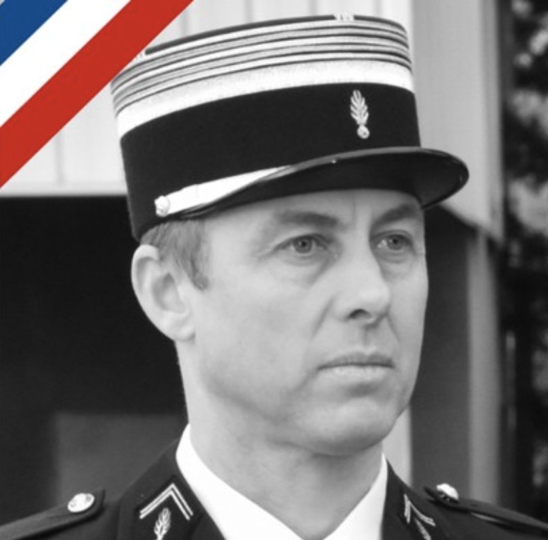 #ArnaudBeltrame Notre camarade, tombé pour la patrie dans la nuit du 23 au 24 mars, aura voué sa vie aux autres et à la France qu'il aura servi durant 22 ans. Portait d'un homme engagé, à qui vous pouvez ici, une dernière fois, laisser quelques mots : gendcom.gendarmerie.interieur.gouv.fr/Actualites/Por…