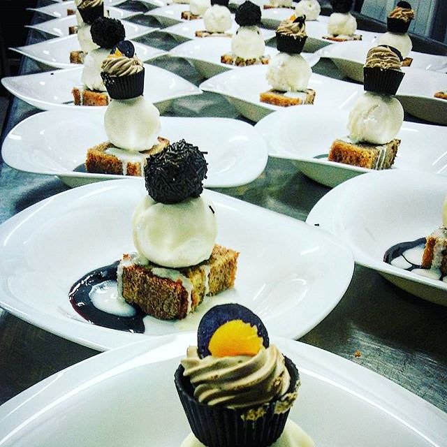 Helado de queso fresco con bizcocho de zanahoria y pastelito de cafe en Petit Palace Savoy Alfonso XII #PetitEatRepeat bit.ly/savoyalfonsoxii
📸 Gracias por la foto carrejes (Ig)