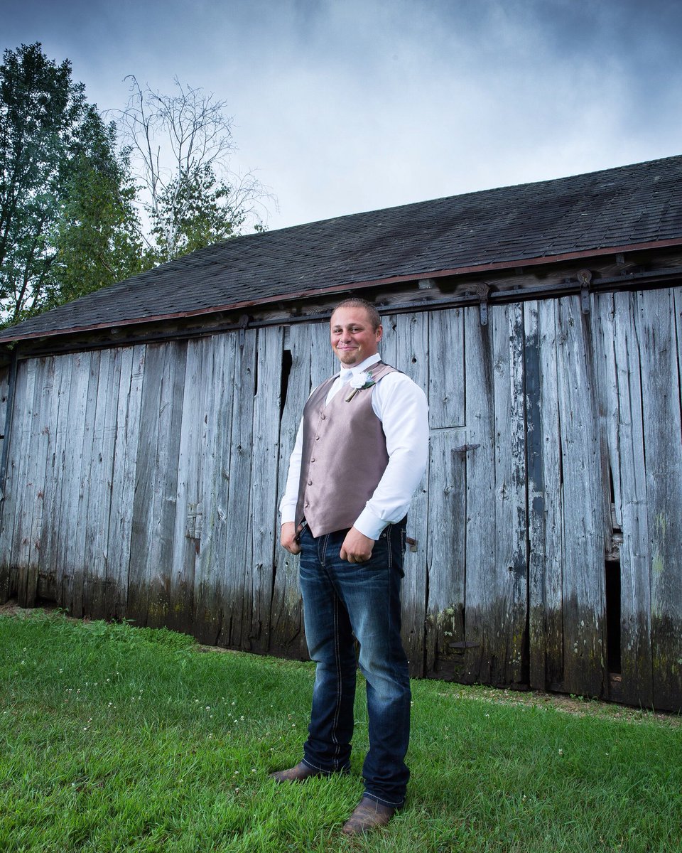 Fornearphoto's tweet photo. 🤵Who says grooms can’t get in on the wedding day photography fun?? Its their day too!
📷 @fornearphoto
#groom #wiwedding #weddingphotography #wisconsin #barnwedding https://t.co/ASZv3RnRxr