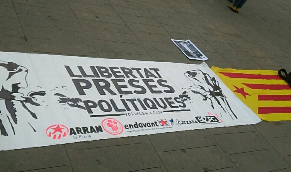 ArranVilareal's tweet photo. Ara mateix a la Plaça Major de Vila-real, ens concentrem exigint la llibertat de les preses polítiques i condemnant la repressió de l'Estat espanyol! #PrimaveraCatalana #LlibertatPresesPolítiques https://t.co/TFnkigjqId