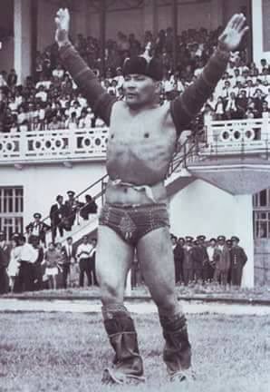 Гарлаа өрлөө давлаа 3 үгээр цоллуулсаар Улсын баяр наадамд 9 давж түрүүлэхдээ 2 минут 30 сек зарцуулжээ .МУХБ дархан аварга Д.Дамдин