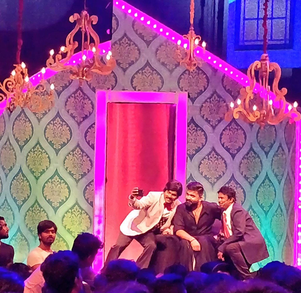 SimbuLive's tweet photo. Exclusive Photos: Yesterday Evening at #கலக்கப்போவதுயாரு Season 7 - Finals!! #STR #SIMBU https://t.co/fi3eSEtXQg