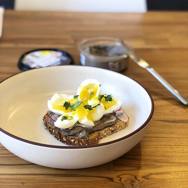 A spoonful of Black Bean Savory Dip is a beautiful, spicy breakfast essential. #Yumami