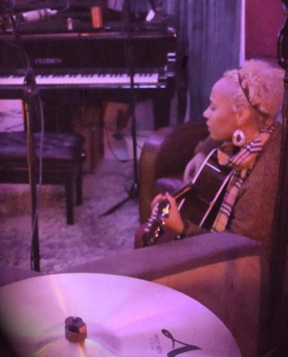emelisande tweet picture