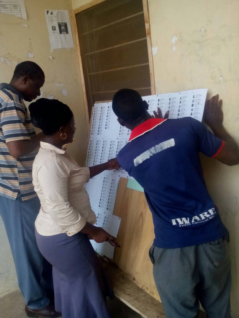 inecnigeria's tweet photo. Commencement of Display of Preliminary Voter Register (PVR) in INEC Office Afijio Local Government Oyo State.
Also fresh registrants checking their registration details at Ogbomoso South LG, Oyo State https://t.co/rKCKzIhxHh