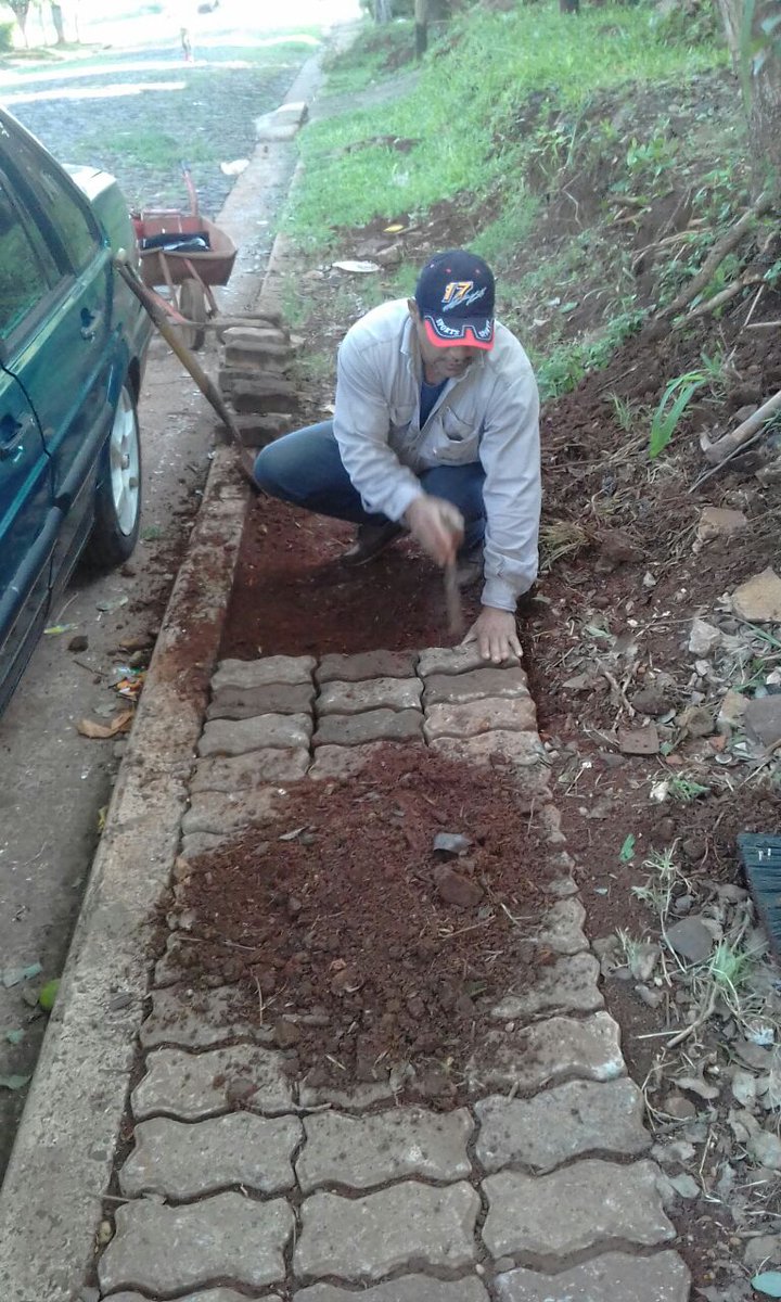 citsantarita's tweet photo. CIT SANTA RITA,26/03, CHACRA 113 CONTINUAMOS COLOCANDO LOS ADOQUINES EN LA VEREDA.POSADAS MAS LIMPIA. JOAQUIN LOSADA INTENDENTE. Claudelino Luis Pérez DELEGADO MUNICIPAL... https://t.co/g8y2hDPghp