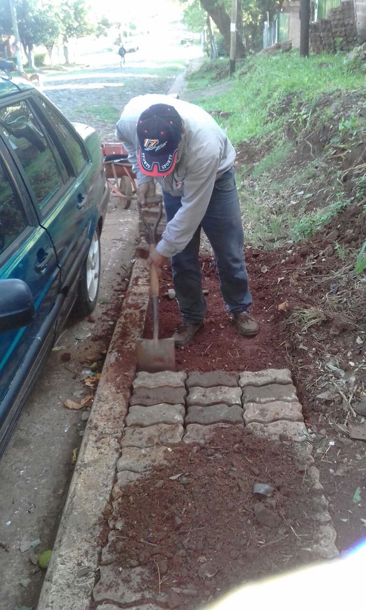 citsantarita's tweet photo. CIT SANTA RITA,26/03, CHACRA 113 CONTINUAMOS COLOCANDO LOS ADOQUINES EN LA VEREDA.POSADAS MAS LIMPIA. JOAQUIN LOSADA INTENDENTE. Claudelino Luis Pérez DELEGADO MUNICIPAL... https://t.co/g8y2hDPghp